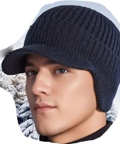 Stickad mössa med skärm